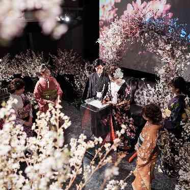 グローヴ・ウィズ・アクアスタイル 満開の桜の中での挙式は、時代絵巻のような美しさ。日本らしい雅な雰囲気に