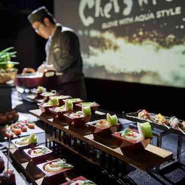 グローヴ・ウィズ・アクアスタイル カウンターには、気軽に手に取りやすい大きさの料理が所せましと並ぶ