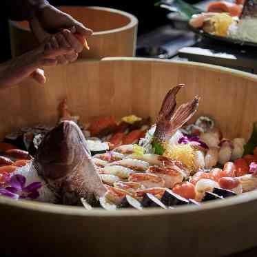 グローヴ・ウィズ・アクアスタイル 鮮度が命の魚介類。目の前で握られた寿司は格別な味わい