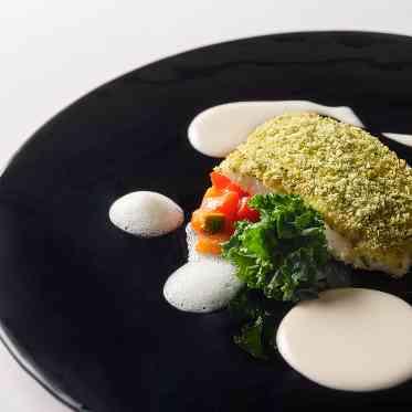 旬魚の香草風味ロティ 彩野菜添え 山わさびと大葉のエミュルション