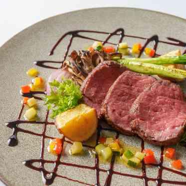 国産牛肉のエギュイエットとローストした彩野菜達 タリアータ風に仕立てて