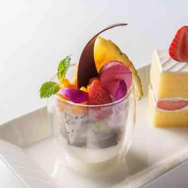 ココナッツ風味のブランマンジェ トロピカルなパフェ仕立て