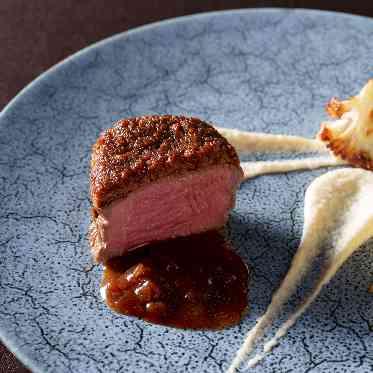 茸のデュクセルをまとった国産牛フィレ肉のロティ 和風シャリアピンソース