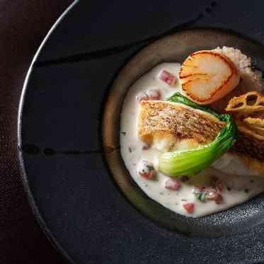 旬魚のポワレと帆立貝の軽いスモーク そのジュをビスク風ソースに仕立てて