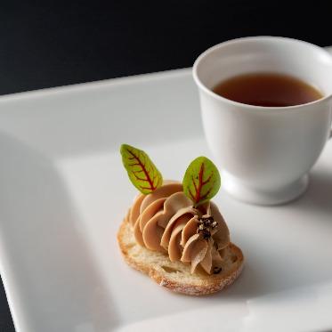 ホテルモントレ エーデルホフ札幌 鴨フォワグラのクロスティーニ コンソメドゥーブルとご一緒に