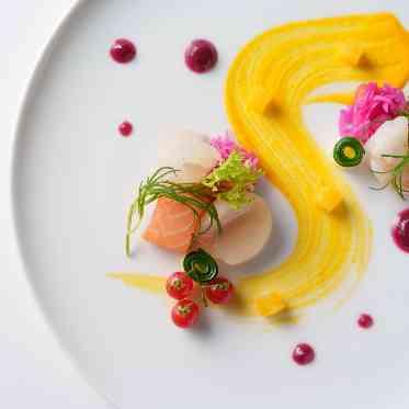 海幸のマリネ オレンジ風味のキャロットピュレ 真紅のビーツソース