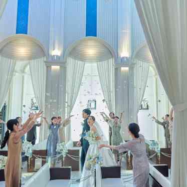 ノートルダム盛岡/FIVESTAR WEDDING 祝福の声と鮮やかなフラワーシャワーの中おふたりは星降る大聖堂で永遠の愛を誓います