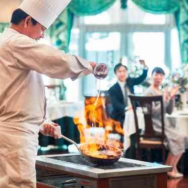 ノートルダム盛岡/FIVESTAR WEDDING 各会場のオープンキッチンから見えるシェフのフランベ演出は迫力そのもの！