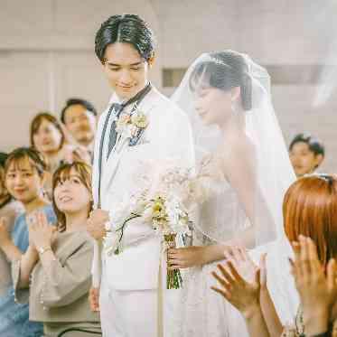 プライベートリゾートカリメーラ 白壁に映える装い。ふたりが引き立つ純白の空間。