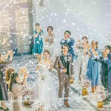 プライベートリゾートカリメーラ 挙式後は感動の余韻と祝福に包まれるフラワーシャワーが人気。