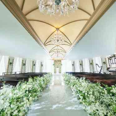 ラグナヴェール仙台 射し込む光にキラキラと反射する天井のクリスタルシャンデリアが幻想的