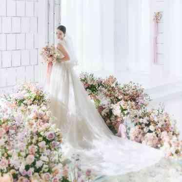 ラグナヴェール仙台 美しい花々に包まれて大人フェミニンさを表現した挙式会場は、花嫁心をくすぐる空間