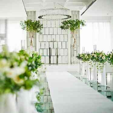 ラグナヴェール仙台 祭壇横に広がる窓から光が差し込み、天然石で創られた祭壇の装飾を美しく輝かせる