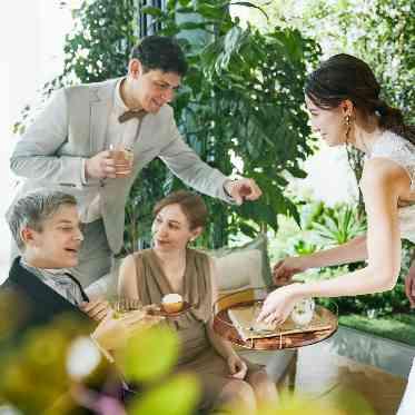 ラグナヴェール仙台 デザートタイムには二人が親御様にスイーツを取り分けたりとおもてなしが伝わる演出を