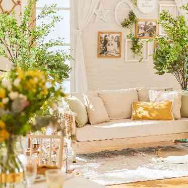 ラグナヴェール仙台 二人の自宅のリビングのような居心地の良い空間。二人もゲストもリラックスできる