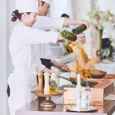 ラグナヴェール仙台/エスクリウェディング ゲストの目の前でシェフが腕を振るうライヴキッチンのパフォーマンスに歓声があがる