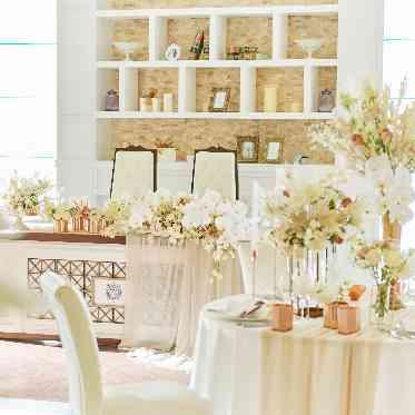 ラグナヴェール仙台 メイン卓の後ろには飾り棚がある。装花で華やかにしたり、想い出の写真を飾ってもOK