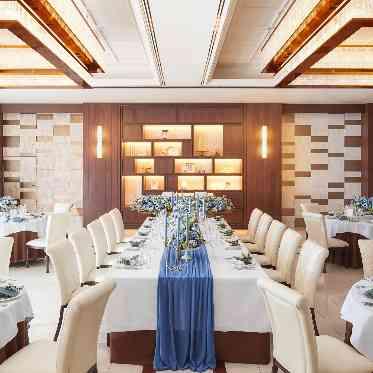 ラグナヴェール仙台/エスクリウェディング 白と木目の落ち着いた空間は幅広い世代のゲストに好まれる空間。年配ゲストにも好評。