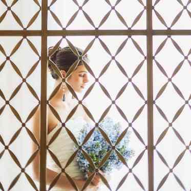 ラグナヴェール仙台/エスクリウェディング パーティ会場内にあるゴールドのフレームは人気のフォトスポットひとつ