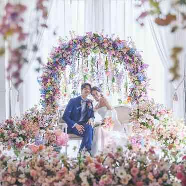 ラグナヴェール仙台/エスクリウェディング 会場常設のフォトジェニックなフラワーアーチを施したソファスペースで絵になる一枚を