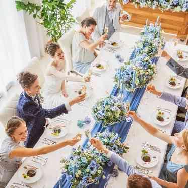 ラグナヴェール仙台 新郎新婦もゲストと同じテーブルを囲むことで会話も盛り上がり家族の一体感を味わえる