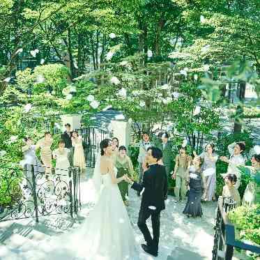 定禅寺ガーデンヒルズ迎賓館/FIVESTAR WEDDING エントランスの緑は1年中楽しめる