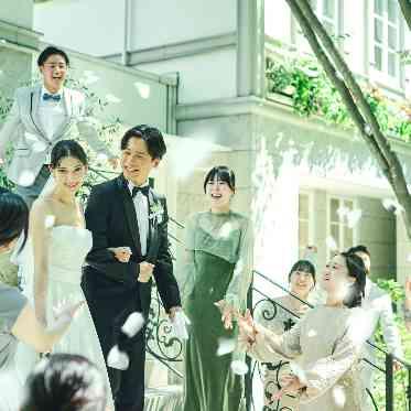 定禅寺ガーデンヒルズ迎賓館/FIVESTAR WEDDING 挙式の後はゲストの皆さまから祝福のフラワーシャワー