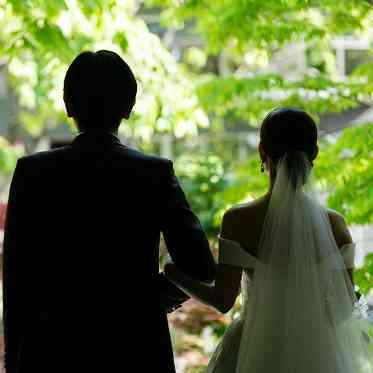 定禅寺ガーデンヒルズ迎賓館/FIVESTAR WEDDING 挙式退場シーンは緑に包まれフォトジェニックな瞬間に。