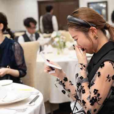 席札におふたりからゲストへのメッセージを記してプチサプライズも