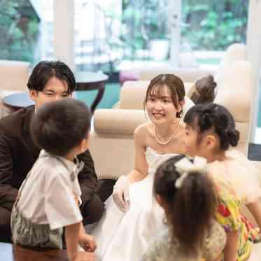 定禅寺ガーデンヒルズ迎賓館/FIVESTAR WEDDING 1棟貸切会場ではロビーでもゲストとゆっくり時間を過ごせる