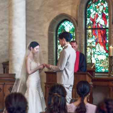 ホテルモントレ仙台 鮮やかなステンドグラスを背景に誓う姿はため息が出るほど美しい