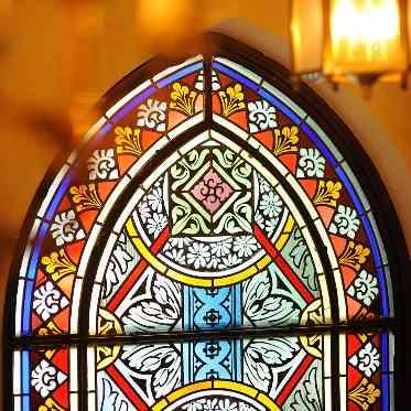 ホテルモントレ仙台 チャペルに彩りを添える鮮やかなステンドグラス
