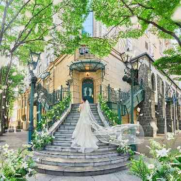 ホテルモントレ仙台 木々に囲まれて建つお城のような外観は前撮りスポットとしても人気