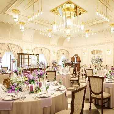 ホテルモントレ仙台 白を基調としたシンプルな会場なので、差し色を生かしたコーディネートも素敵