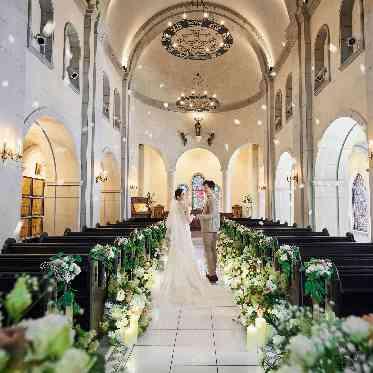 ホテルモントレ仙台 重厚な石造りとアンティークの祭壇が美しく調和する壮大な大聖堂。