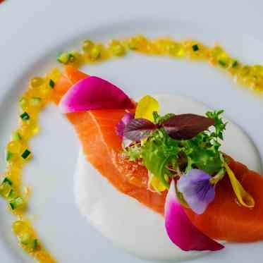 ホテルモントレ仙台 サーモンを贅沢に使用した一皿