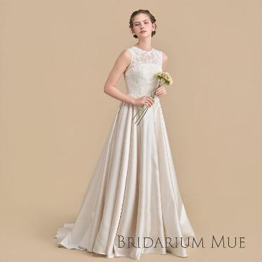 ホテルモントレ仙台 繊細なコードリバーレースを使用したペプラムトップスが気品と華やかさを兼ね備える