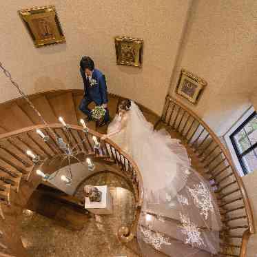 仙台ゆりが丘マリアージュアンヴィラ ロビースペースには木製のクラシカルな螺旋階段