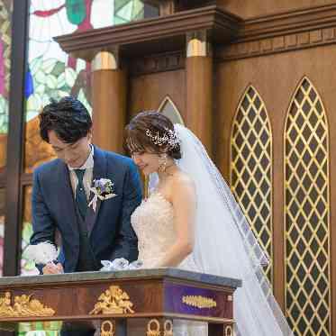 結婚証明書にサインのシーン