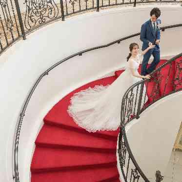 仙台ゆりが丘マリアージュアンヴィラ ドレスが映える赤の螺旋階段