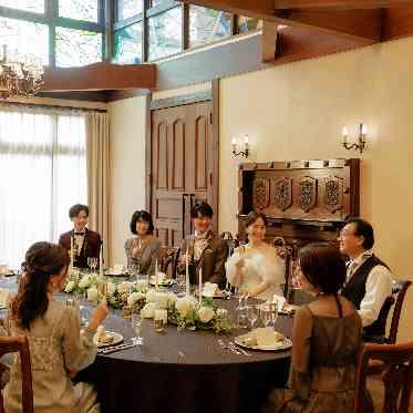 仙台ゆりが丘マリアージュアンヴィラ 家族でのお食事では円卓を囲んで