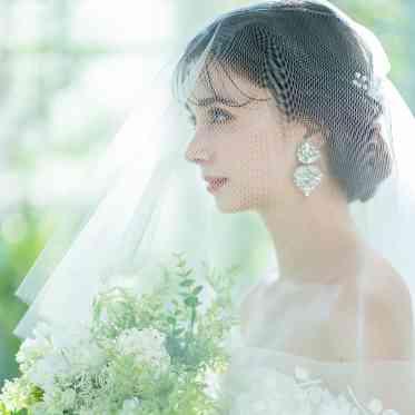 アールベルアンジェAkita 白×緑を基調としたチャペルで映えるウェディングドレス