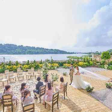 ノートルダム秋田/FIVESTAR WEDDING 広大なガーデンで人前式を