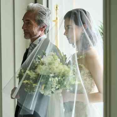 アーククラブ迎賓館(郡山)/テイクアンドギヴ・ニーズウェディング 花嫁入場シーンはあたたかい自然光が差し込み感動のシーンに