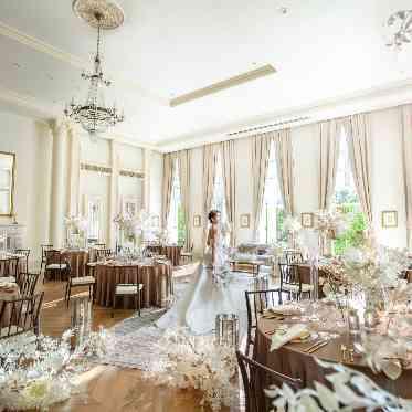 アーククラブ迎賓館(郡山)/テイクアンドギヴ・ニーズウェディング 優しいオフホワイトが基調のバンケットルーム。天井高で開放的空間。