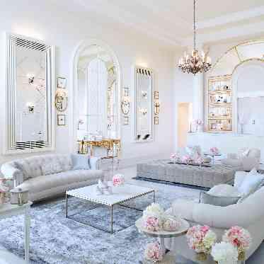 アーククラブ迎賓館(郡山)/テイクアンドギヴ・ニーズウェディング ゲスト控室であるロビーは明るく開放的