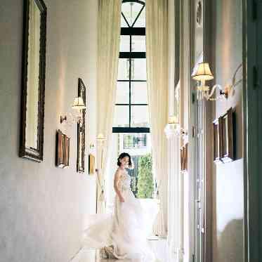 アーククラブ迎賓館(郡山)/テイクアンドギヴ・ニーズウェディング パーティ会場へ向かう途中の姿も絵になる