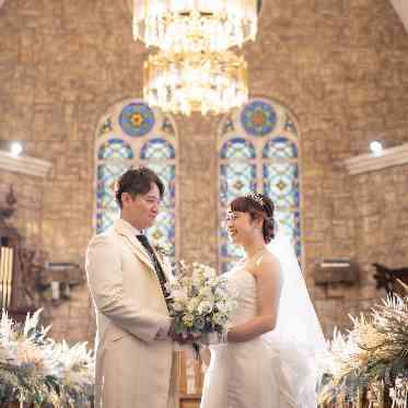 ベルヴィ郡山館 温かな光に包まれた教会で見つめ合う新郎新婦