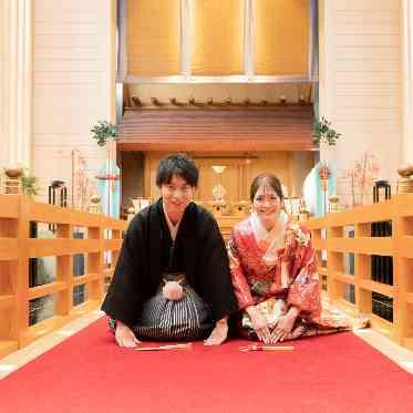 ベルヴィ郡山館 朱の参道に並ぶ笑顔のふたり、温かく厳かな神殿で叶う和やかな誓いのひととき