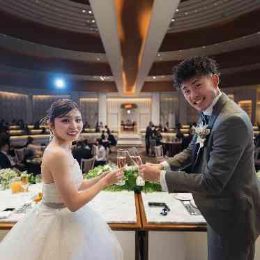 ベルヴィ郡山館 笑顔で交わす乾杯が、幸せなひとときを彩る。大切な人たちに囲まれた祝福の瞬間。
